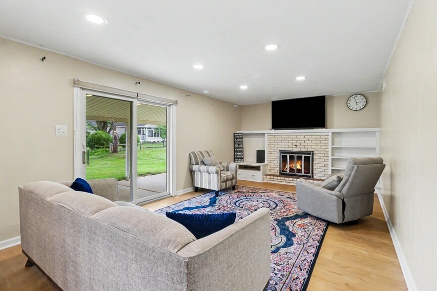 Building Photo - 314 Somerset Dr