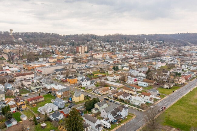 Building Photo - Beautiful 3 bedroom home in Coraopolis available June 1!