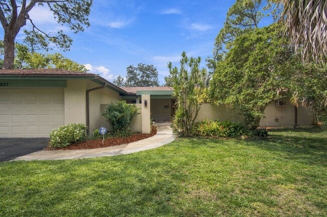 Building Photo - 1257 Fairway Cir S