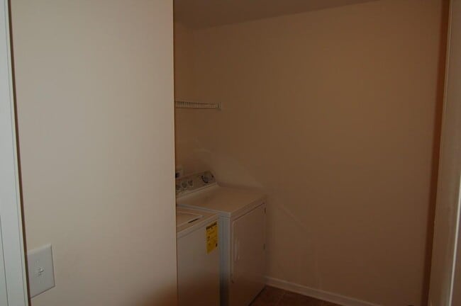 Building Photo - 2100 Greencrest Cir