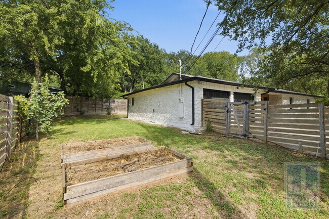 Building Photo - 2703 Burleson Rd