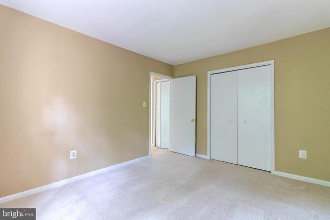 Building Photo - 4796 Gainsborough Dr