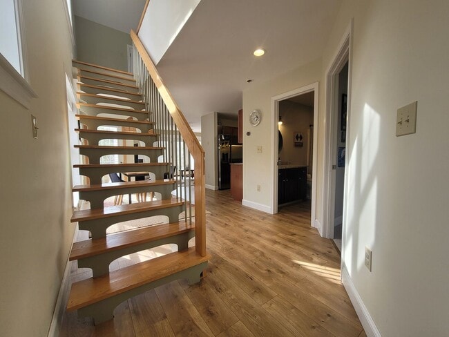 Building Photo - 6 month SUMMER SEASONAL on the River - $500 DISCOUNT!! - $2400/mo 2 bed 2 bath available now!