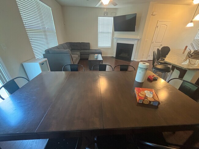 Building Photo - Room in Townhome on Sangre De Cristo Dr