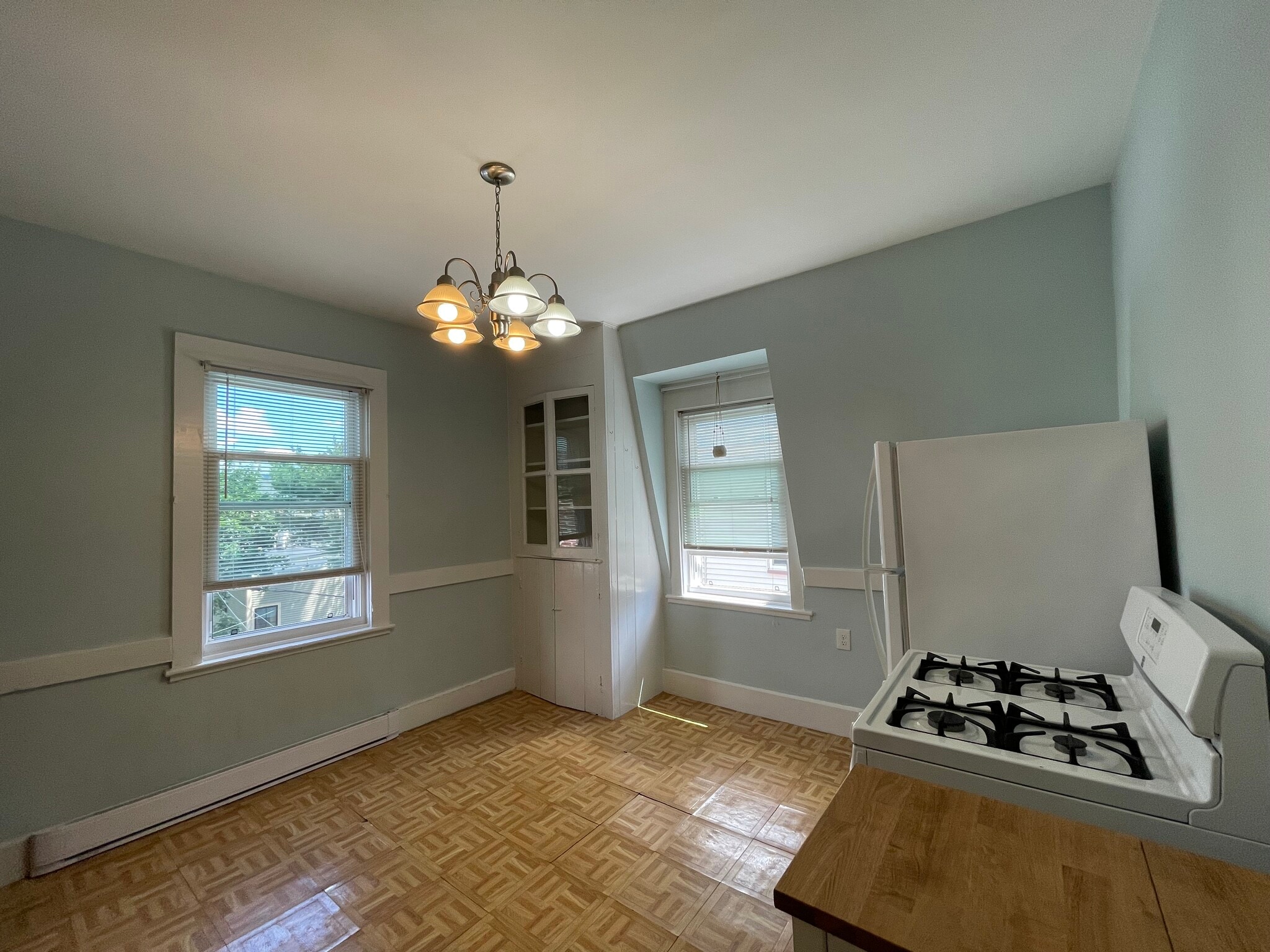 Large eat in kitchen - 107 Otis St