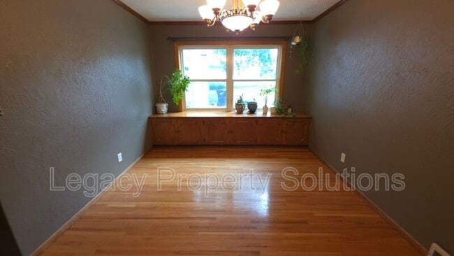 Building Photo - 926 N Mandan St