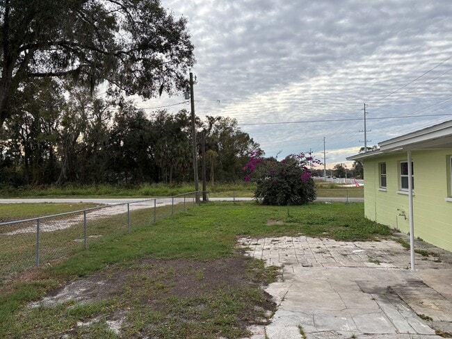 Building Photo - For Rent: 4-Bedroom Home in Lakeland