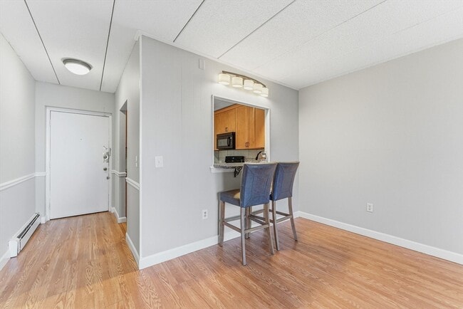 Building Photo - 1011 Main St