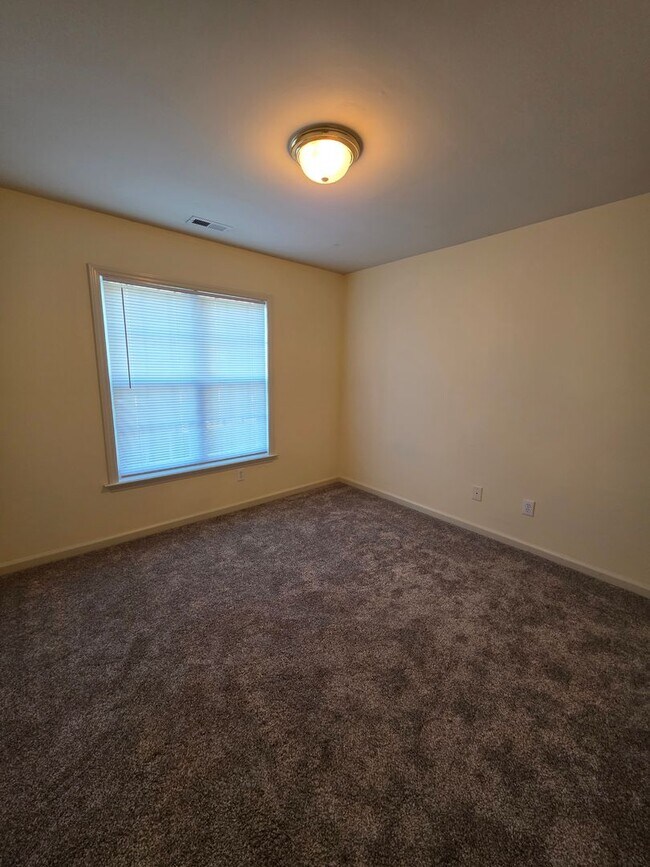 Building Photo - 3 BR Townhome in north High Point!