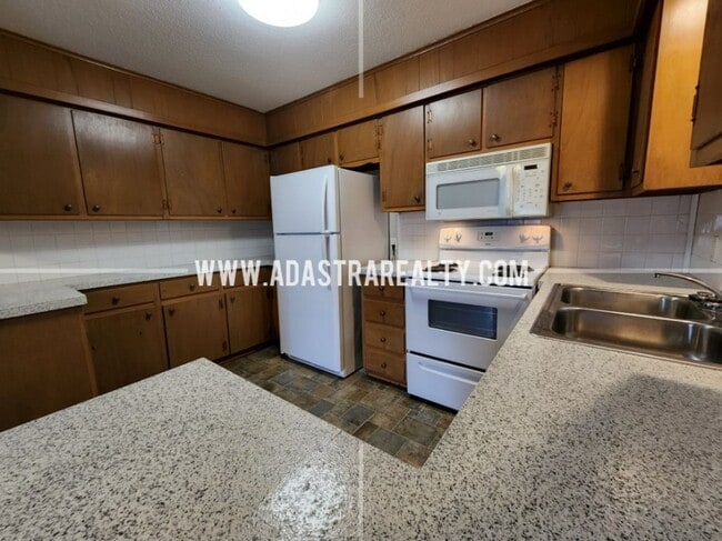 Building Photo - 212 Brookside Dr
