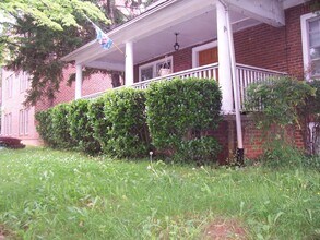 Building Photo - 2027-2028 9 bedroom / 4.5 baths  School Year Location PERFECT for students, in the heart of the UVA