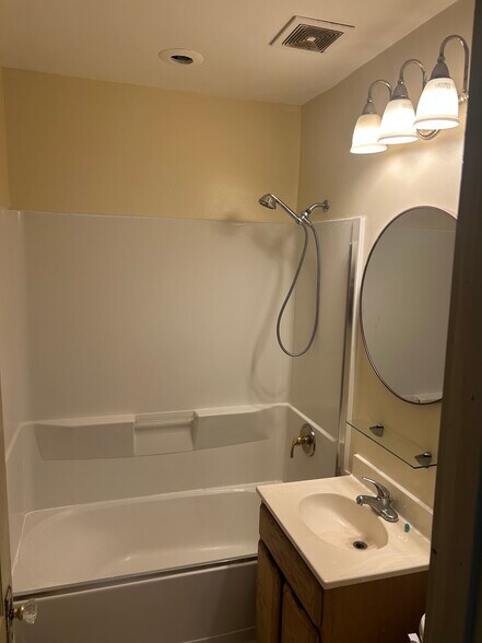 Building Photo - 3041 S Hanson Ave