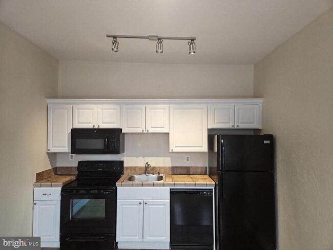 Building Photo - 246 S St Clair St