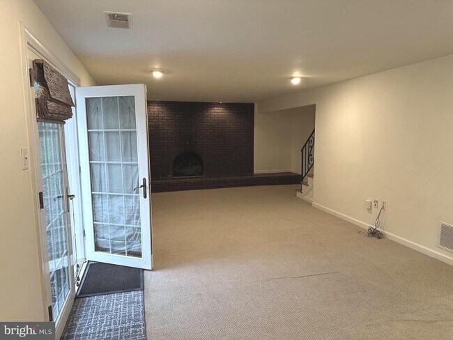 Building Photo - 5 Charen Ct