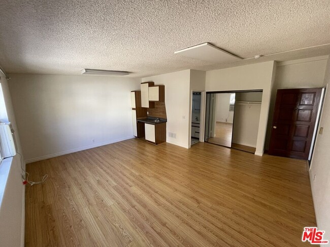 Building Photo - 1252 Barry Ave