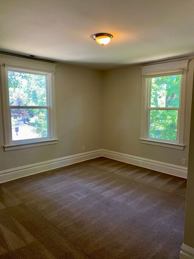 Building Photo - Spacious 4 bedroom Historic House - Available for Fall 2026-2027!