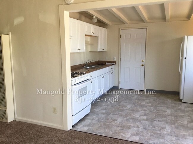 Building Photo - MOVE IN SPECIAL - Two Bedroom One Bath House with Garage and Back Yard in Seaside