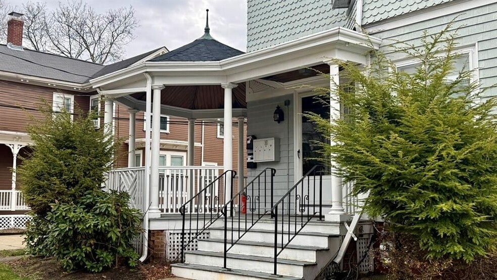 Building Photo - 209 Cottage St.