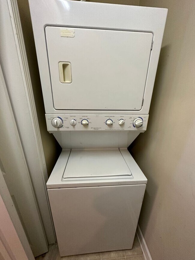 Building Photo - Elon