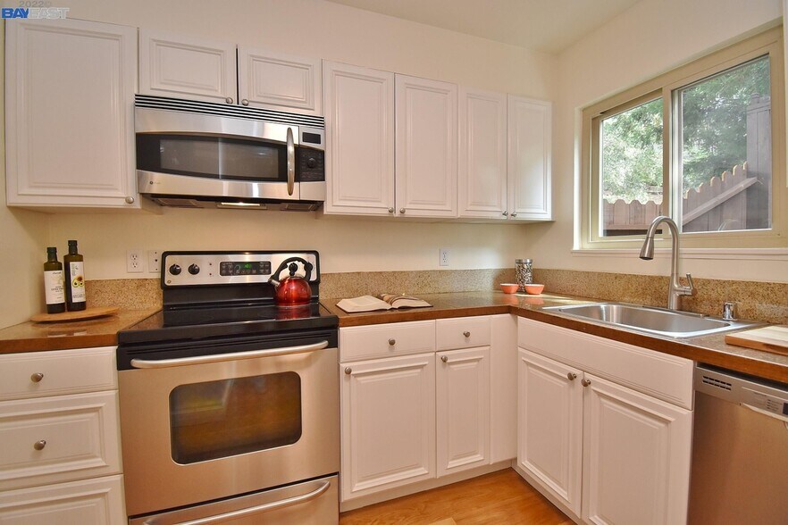 Building Photo - 111 Ascot Ct