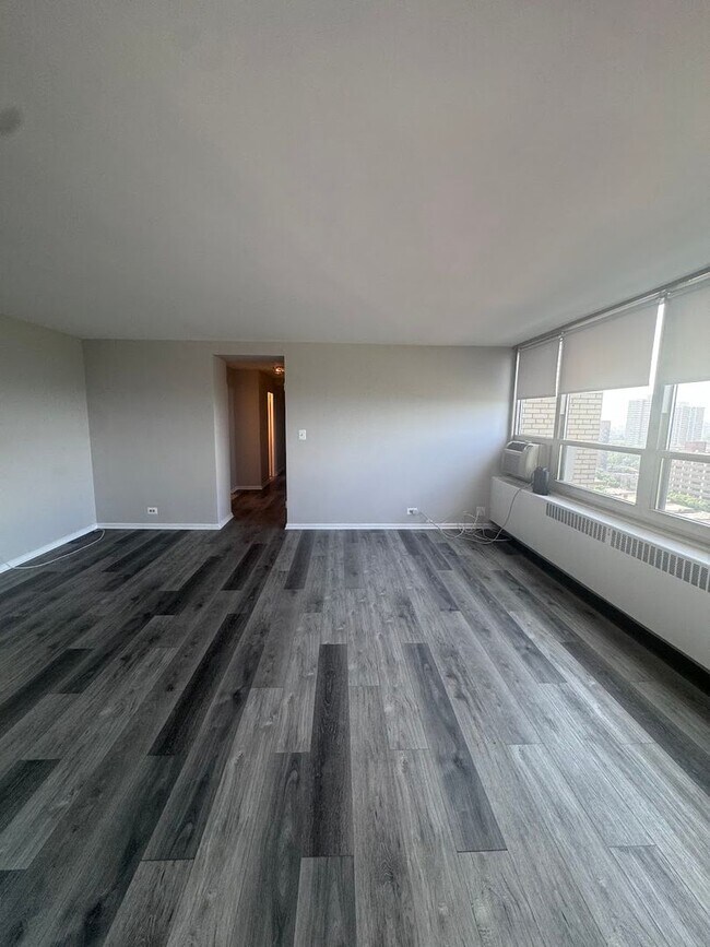 Building Photo - 3 Bed 1.5 Bath in Lakeview!