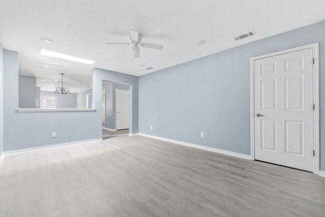 Building Photo - Carriage Place Square