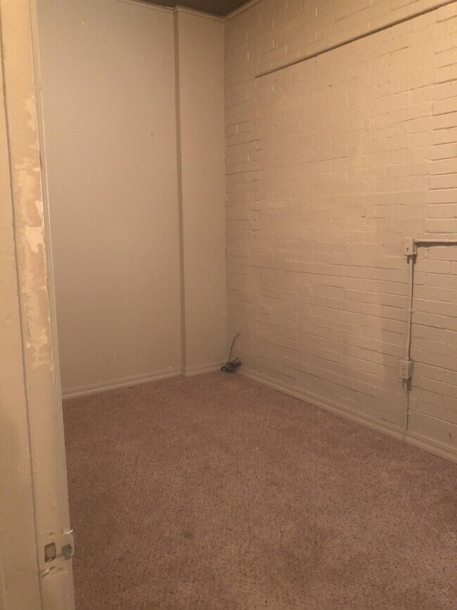 Building Photo - 428 W Locust St