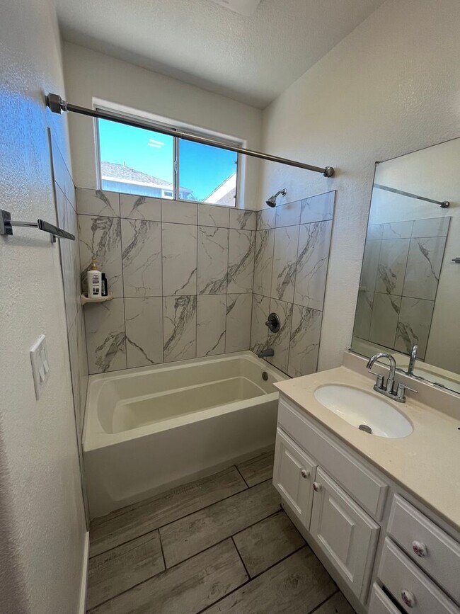 Building Photo - 2065 Banjo Dr