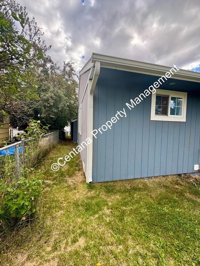 Building Photo - 3 Bed 1 Bath located on the flats