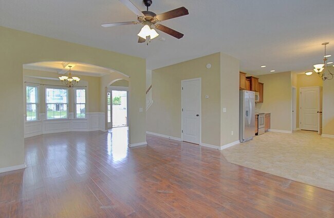 Building Photo - 935 Mustang Ln NE