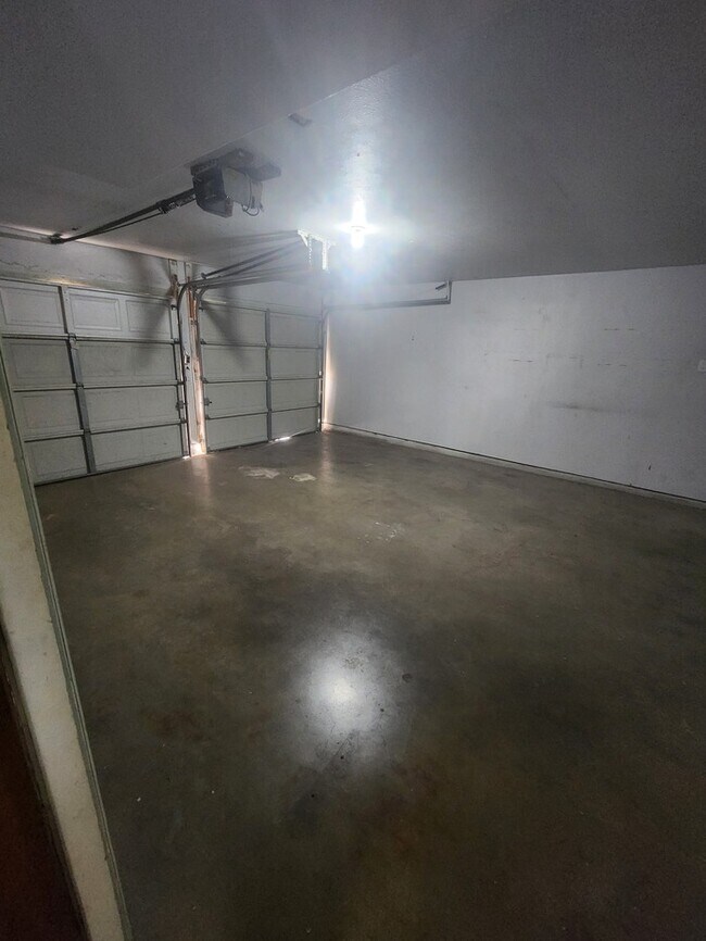 Building Photo - 3 bed 2 bath home, 2 car garage