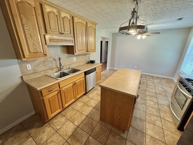 Building Photo - 2237 Ross Ln