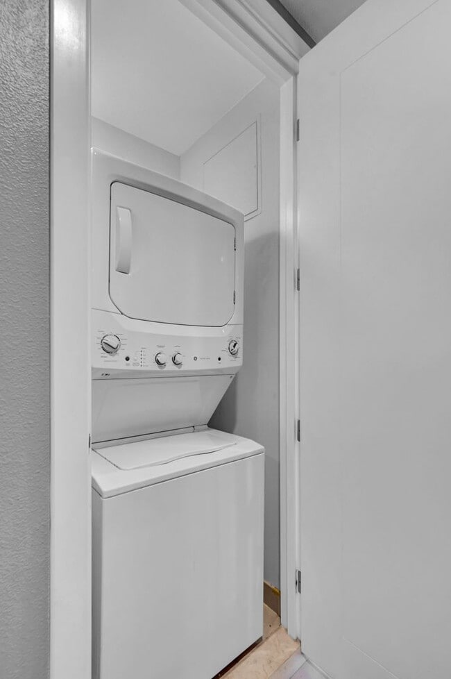 Building Photo - Fully Furnished 2 Bedroom 2 Bath High Rise with Strip Views