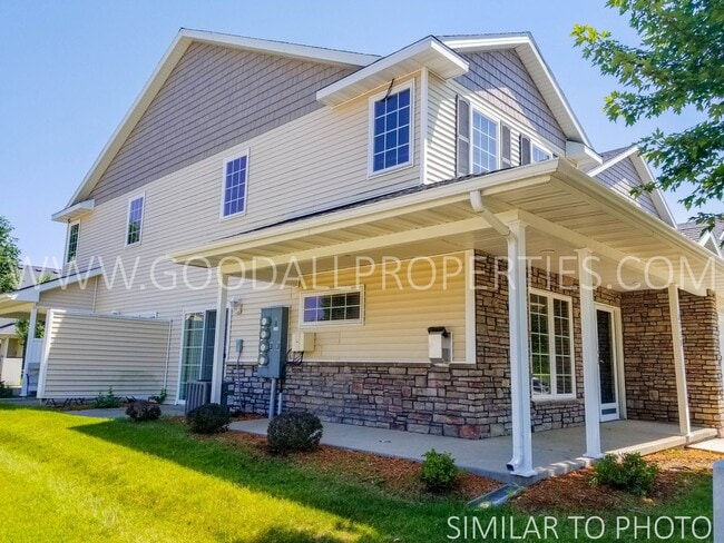 Building Photo - 2 Bedroom, 2.5 Bath Townhouse in Ankeny