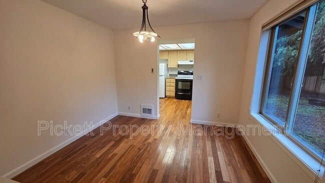 Building Photo - 565 NW Carolyn Ln