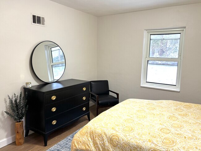 Building Photo - 5025 Lenox Ave