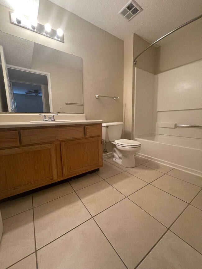 Building Photo - Spacious 1B/1B Unfurnished Condo near Beac...