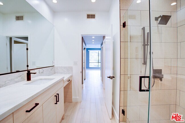 Building Photo - 423 N Palm Dr