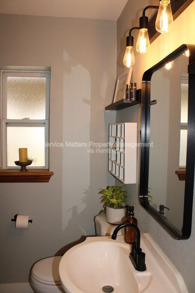 Building Photo - 1550 E Leonard St