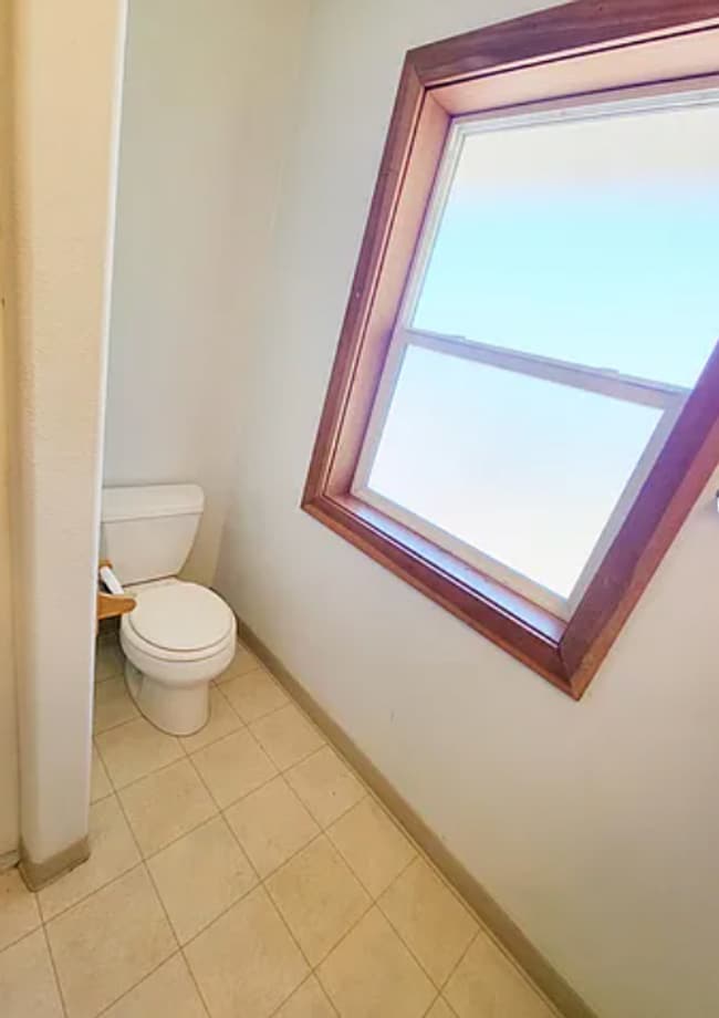 Building Photo - Spacious upper 3-bedroom unit with 2 full ...