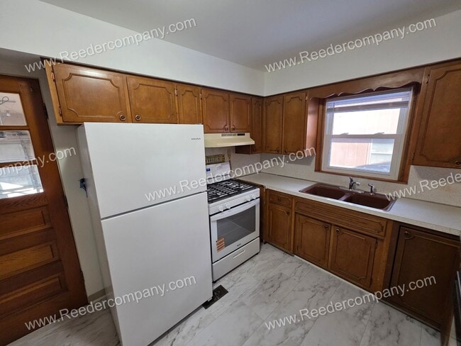 Building Photo - Well maintained 3 bedroom 2 bathroom house