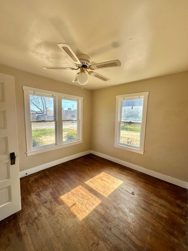 Building Photo - COMING MAY 2026 - Cozy 3 Bedroom Home Walking Distance to ASU Campus!