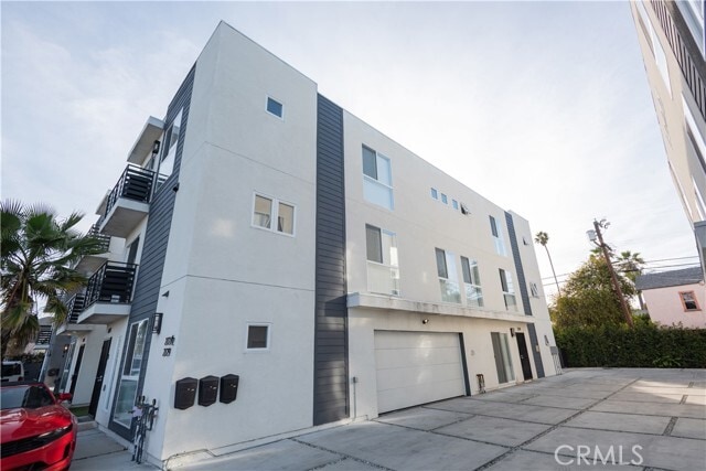 Building Photo - 2725 S La Brea Ave