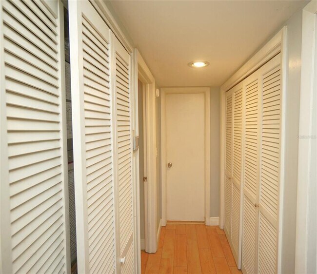 Building Photo - 760 S Village Dr