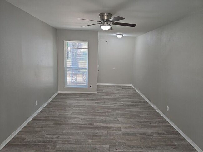 Building Photo - 202 Linda Ln
