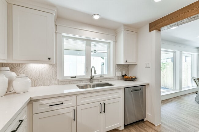 Building Photo - 3007 Avenue Q