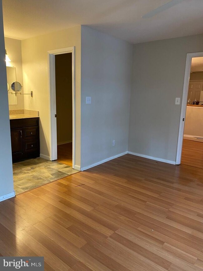 Building Photo - 310 Canterbury Rd