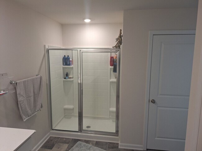 Building Photo - **HURRY!!! REDUCED RENT IF MOVED IN BY NOV...