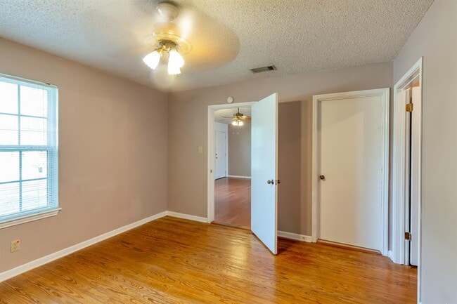Building Photo - 913 E 53rd 1/2 St