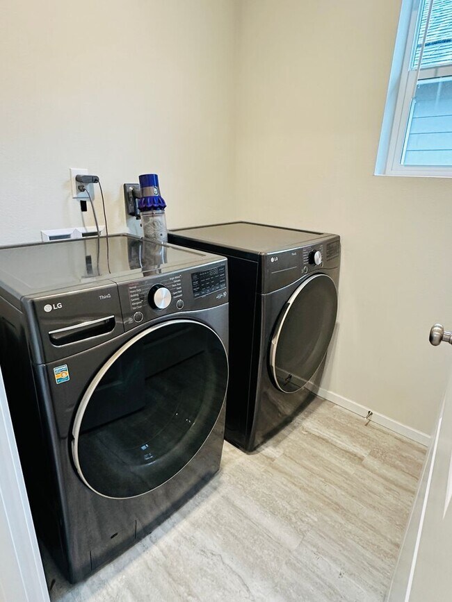 Building Photo - Beautiful Nearly New Ridgefield Home